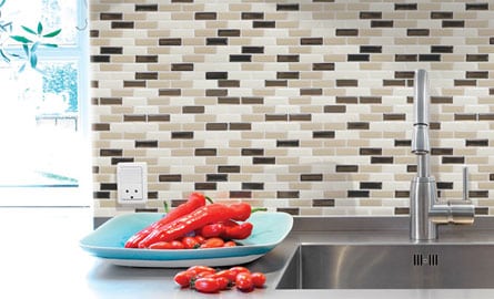 Relooking bluffant grâce au carrelage adhésif 3