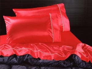 oreiller enveloppé de soie rouge